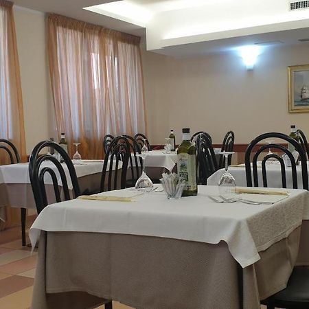 Albergo Ristorante Il Delfino نوفارا المظهر الخارجي الصورة