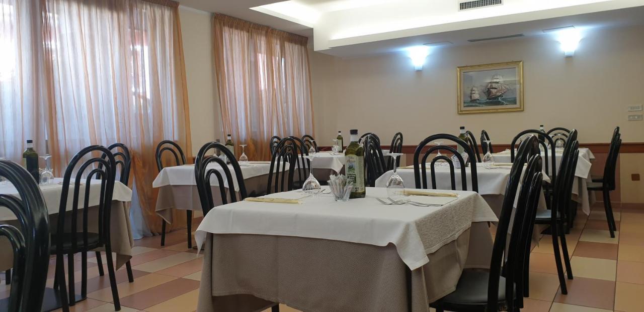 Albergo Ristorante Il Delfino نوفارا المظهر الخارجي الصورة