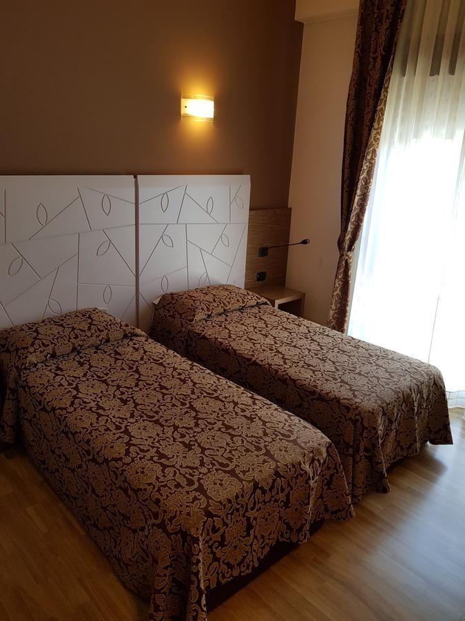 Albergo Ristorante Il Delfino نوفارا المظهر الخارجي الصورة