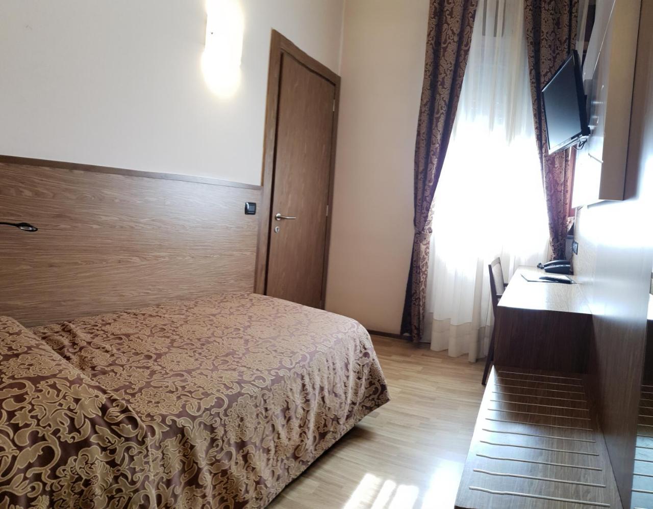 Albergo Ristorante Il Delfino نوفارا المظهر الخارجي الصورة