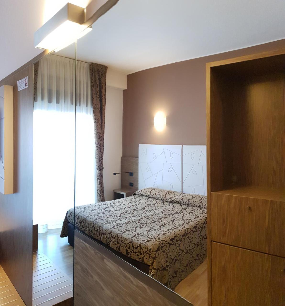 Albergo Ristorante Il Delfino نوفارا المظهر الخارجي الصورة