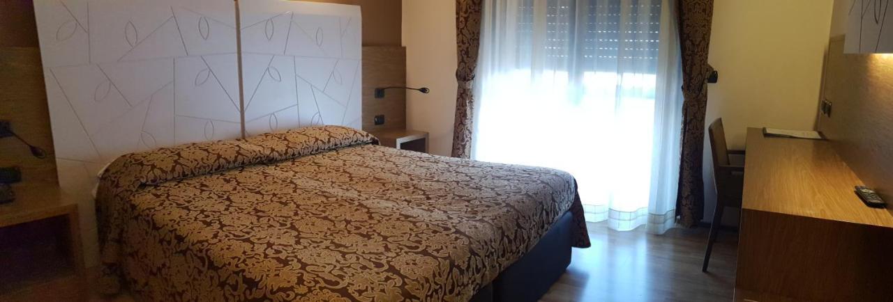 Albergo Ristorante Il Delfino نوفارا المظهر الخارجي الصورة