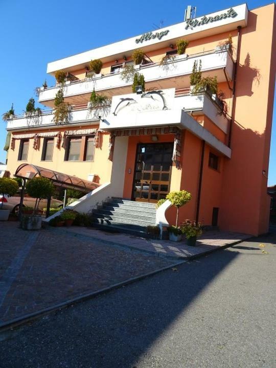 Albergo Ristorante Il Delfino نوفارا المظهر الخارجي الصورة